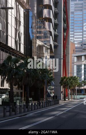 Sydney, Australie. Mercredi 28th juillet 2021. Le quartier des affaires central de Sydney a l'air très déserté alors que les cas quotidiens Covid-19 ne cessent d'augmenter. Lors d'une conférence de presse aujourd'hui, il a été annoncé que les restrictions de verrouillage pour le Grand Sydney ont été étendues de quatre semaines à 28 août en raison de la propagation de la variante Delta. Crédit : Paul Lovelace/Alamy Live News Banque D'Images