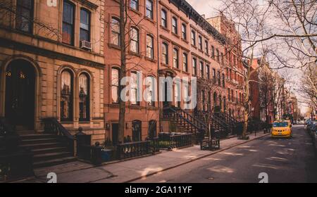 Rangée de vieux immeubles brownstone le long d'un trottoir vide bloc dans le quartier de Greenwich Village de Manhattan, New York City NYC Banque D'Images