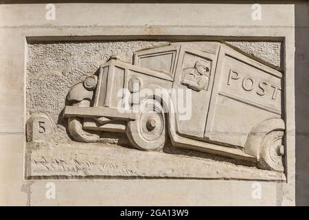 Décoration « Art déco » de la frise en pierre sculptée au bureau de poste principal - la poste - à Angers, Maine-et-Loire (49), France. Banque D'Images