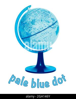 Image concept d'un petit globe du monde et la légende « Pale Blue Dot » sur fond blanc Banque D'Images