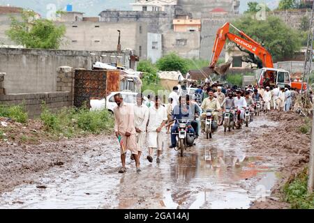 (210728) -- ISLAMABAD, 28 juillet 2021 (Xinhua) -- des personnes sont temporairement évacuées de la zone touchée par les inondations à Islamabad, capitale du Pakistan, le 28 juillet 2021. Les autorités pakistanaises ont déclaré mercredi que de fortes pluies ont fait des ravages dans la capitale fédérale du pays, Islamabad, tuant au moins deux personnes et en blessant plusieurs autres.POUR ALLER AVEC « Roundup : de fortes pluies ont fait des ravages dans la capitale du Pakistan » (Xinhua/Ahmad Kamal) Banque D'Images