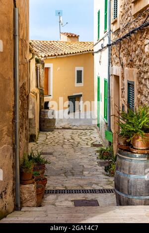 Allée de village vide à Majorque, Soller Banque D'Images