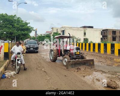 (210728) -- ISLAMABAD, 28 juillet 2021 (Xinhua) -- UN homme conduit un tracteur pour dégager une route après de fortes pluies à Islamabad, capitale du Pakistan, le 28 juillet 2021. Les autorités pakistanaises ont déclaré mercredi que de fortes pluies ont fait des ravages dans la capitale fédérale du pays, Islamabad, tuant au moins deux personnes et en blessant plusieurs autres.POUR ALLER AVEC « Roundup : de fortes pluies ont fait des ravages dans la capitale du Pakistan » (Xinhua/Ahmad Kamal) Banque D'Images