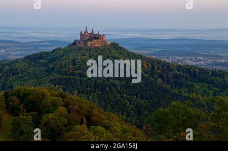 Vue depuis la Corne de Zeller (près d'Onstmettingen) sur le château de Hohenzollern, les Alpes souabes, le district de Zollernalb, Bade-Wurtemberg, Allemagne Banque D'Images
