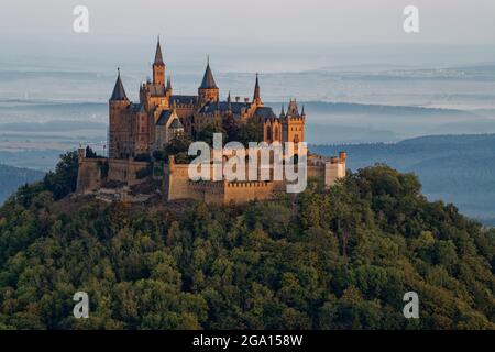 Vue depuis la Corne de Zeller (près d'Onstmettingen) sur le château de Hohenzollern, les Alpes souabes, le district de Zollernalb, Bade-Wurtemberg, Allemagne Banque D'Images