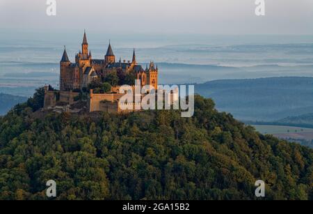 Vue depuis la Corne de Zeller (près d'Onstmettingen) sur le château de Hohenzollern, les Alpes souabes, le district de Zollernalb, Bade-Wurtemberg, Allemagne Banque D'Images