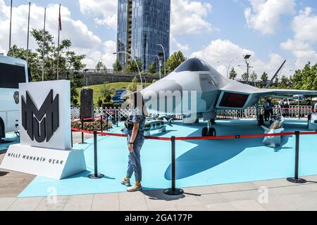 Un visiteur pose une photo devant une maquette de l'avion national de combat turc (MMU) lors de la troisième foire de l'efficacité et de la technologie à Ankara, Turquie, le mercredi 9 juin 2021. (Photo d'Altan Gocher/GochreImagery/Sipa USA) Banque D'Images