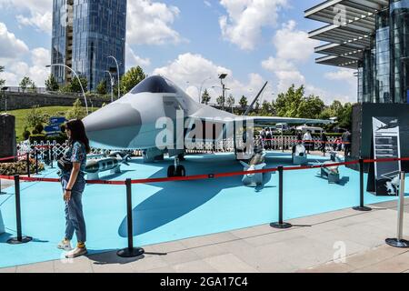 Ankara, Turquie. 09e juin 2021. Un visiteur pose une photo devant une maquette de l'avion national de combat turc (MMU) lors de la troisième foire de l'efficacité et de la technologie à Ankara, Turquie, le mercredi 9 juin 2021. (Photo par Altan Gocher/GochreImagery/Sipa USA) crédit: SIPA USA/Alay Live News Banque D'Images