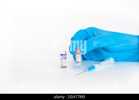 Kemerovo, Russie, juillet 2021. Le vaccin contre le coronavirus est entre les mains d'un médecin, d'une seringue. Coronavirus Covid 19 vaccin Spoutnik V, nom local GamCov Banque D'Images