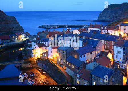 chalets et bateaux à staithes au twilight yorkshire royaume-uni Banque D'Images