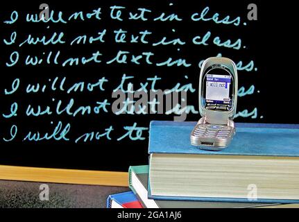 Téléphone portable sur les livres scolaires avec lignes sur tableau noir Banque D'Images