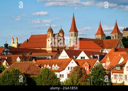 Ellwangen: Vue avec l'église luthérienne (à gauche) et les tours de la basilique Saint-Vitus, district d'Ostalb, Bade-Wurtemberg, Allemagne Banque D'Images