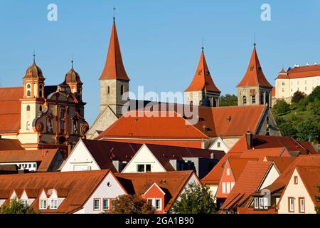Ellwangen: Vue avec l'église luthérienne (à gauche) et les tours de la basilique Saint-Vitus, district d'Ostalb, Bade-Wurtemberg, Allemagne Banque D'Images