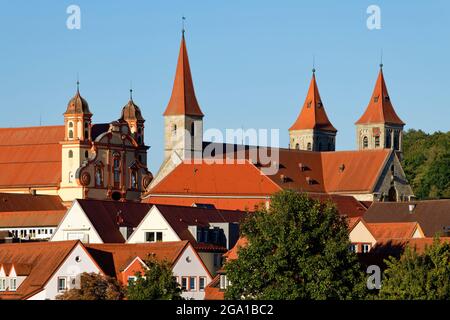 Ellwangen: Vue avec l'église luthérienne (à gauche) et les tours de la basilique Saint-Vitus, district d'Ostalb, Bade-Wurtemberg, Allemagne Banque D'Images