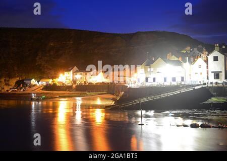 cottages et bateaux au crépuscule staithes yorkshire royaume-uni Banque D'Images