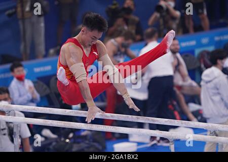 Tokyo, Japon. 28 juillet 2021. Sun Wei de Chine, se produit sur les barres parallèles lors de la finale de gymnastique artistique individuelle des hommes au Centre de gymnastique Ariake aux Jeux Olympiques de Tokyo, au Japon, le mercredi 28 juillet 2021. Daiki Hashimoto a remporté l'or, Ruoteng Xiao de Chine l'argent et Nikita Nagornyy du Comité olympique russe le bronze. Photo de Richard Ellis/UPI crédit: UPI/Alay Live News Banque D'Images
