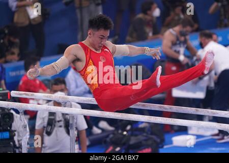 Tokyo, Japon. 28 juillet 2021. Sun Wei de Chine, se produit sur les barres parallèles lors de la finale de gymnastique artistique individuelle des hommes au Centre de gymnastique Ariake aux Jeux Olympiques de Tokyo, au Japon, le mercredi 28 juillet 2021. Daiki Hashimoto a remporté l'or, Ruoteng Xiao de Chine l'argent et Nikita Nagornyy du Comité olympique russe le bronze. Photo de Richard Ellis/UPI crédit: UPI/Alay Live News Banque D'Images