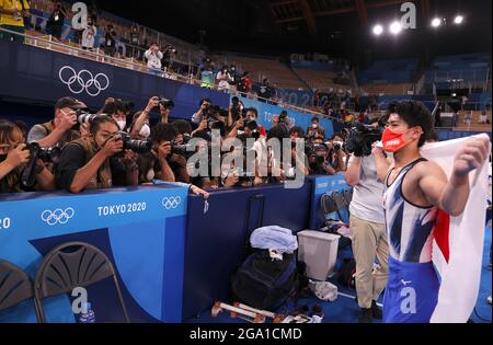 Tokyo, Japon. 28 juillet 2021. Hashimoto Daiki (1er R) du Japon célèbre après la finale de gymnastique artistique des hommes aux Jeux Olympiques de Tokyo 2020 à Tokyo, Japon, le 28 juillet 2021. Credit: Xinhua/Alay Live News Banque D'Images