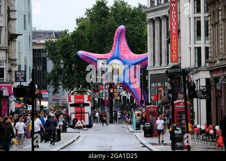 Leicester Square, Londres, Royaume-Uni. 28 juillet 2021. Une statue géante de Starro installée à Leicester Square pour l'ouverture de l'escouade de suicide. Crédit : Matthew Chattle/Alay Live News Banque D'Images