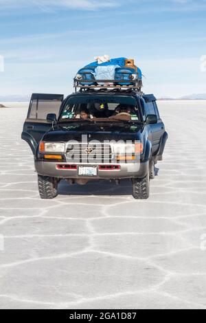 SALAR DE UYUNI, BOLIVIE - 17 AVRIL 2015 : 4X4 avec des touristes au plat salin de Salar de Uyuni, Bolivie Banque D'Images