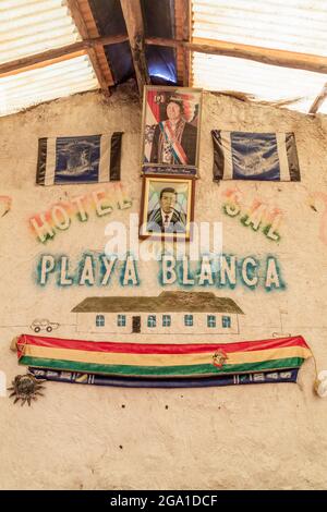 SALAR DE UYUNI, BOLIVIE - 17 AVRIL 2015 : affiche du président Evo Morales dans un ancien hôtel en sel directement sur une plaine salin Salar de Uyuni, Boli Banque D'Images