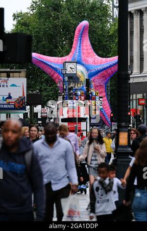 Leicester Square, Londres, Royaume-Uni. 28 juillet 2021. Une statue géante de Starro installée à Leicester Square pour l'ouverture de l'escouade de suicide. Crédit : Matthew Chattle/Alay Live News Banque D'Images