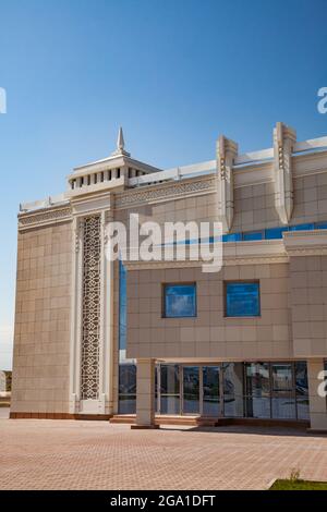 Altynkol, Kazakhstan - 05 juin 2012 : gros plan de la gare ferroviaire. Fenêtres en verre bleu, ciel bleu clair. Banque D'Images