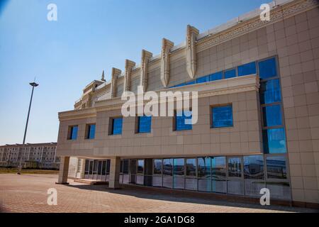 Altynkol, Kazakhstan - 05 juin 2012 : gros plan de la gare ferroviaire. Fenêtres en verre bleu, ciel bleu clair. Banque D'Images