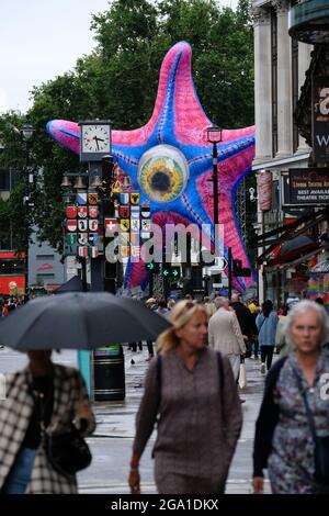 Leicester Square, Londres, Royaume-Uni. 28 juillet 2021. Une statue géante de Starro installée à Leicester Square pour l'ouverture de l'escouade de suicide. Crédit : Matthew Chattle/Alay Live News Banque D'Images