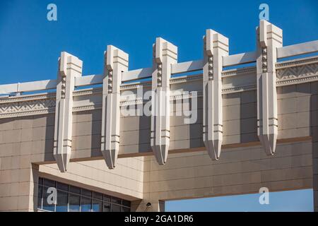 Altynkol, Kazakhstan - 05 juin 2012 : gare d'Altynkol. Éléments décoratifs du bâtiment. Gros plan. Banque D'Images