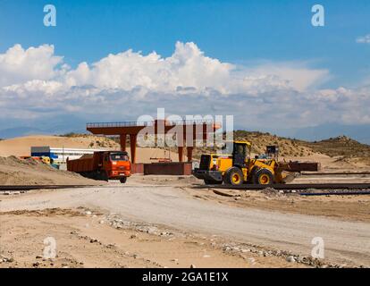 Altynkol, Kazakhstan - 05 juin 2012 : gare d'Altynkol. Construction du terminal de chargement de conteneurs de trains. Grue à portique rouge et bulldozer XCMG Banque D'Images