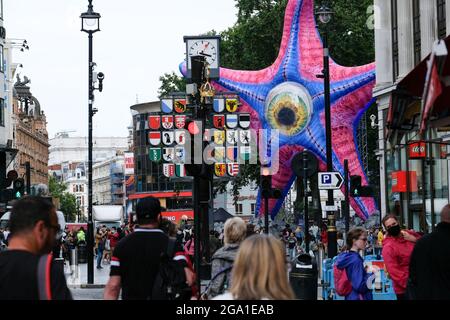 Leicester Square, Londres, Royaume-Uni. 28 juillet 2021. Une statue géante de Starro installée à Leicester Square pour l'ouverture de l'escouade de suicide. Crédit : Matthew Chattle/Alay Live News Banque D'Images