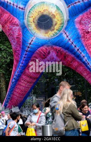 Leicester Square, Londres, Royaume-Uni. 28 juillet 2021. Une statue géante de Starro installée à Leicester Square pour l'ouverture de l'escouade de suicide. Crédit : Matthew Chattle/Alay Live News Banque D'Images