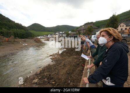 28 juillet 2021, Rhénanie-Palatinat, Mayschoß : le Premier ministre de Rhénanie-Palatinat, Malu Dreyer (SPD), se dresse sur les rives de l'Ahr et examine les dégâts laissés par la catastrophe d'inondation. (À dpa "tous pour tous: Comment un village s'est battu de la boue") photo: Thomas Frey/dpa Banque D'Images