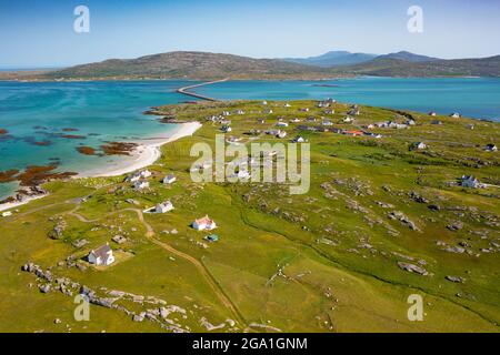 Vue aérienne depuis un drone de maisons dans le village de Balla sur l'île d'Eriskay dans les Hébrides extérieures, Écosse, Royaume-Uni Banque D'Images