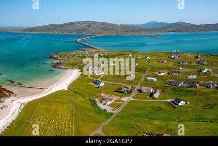 Vue aérienne depuis un drone de maisons dans le village de Balla sur l'île d'Eriskay dans les Hébrides extérieures, Écosse, Royaume-Uni Banque D'Images