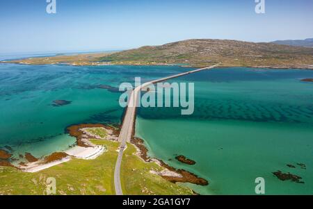 Vue aérienne depuis le drone de la chaussée d'Eriskay reliant les îles de South Uist (en haut) à Eriskay dans les Hébrides extérieures, en Écosse, au Royaume-Uni Banque D'Images