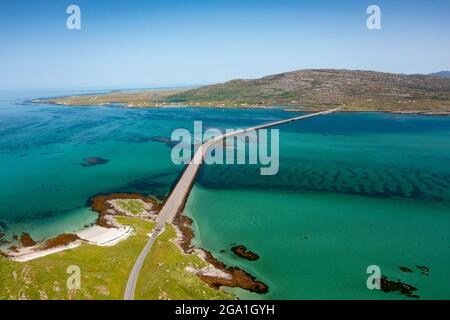 Vue aérienne depuis le drone de la chaussée d'Eriskay reliant les îles de South Uist (en haut) à Eriskay dans les Hébrides extérieures, en Écosse, au Royaume-Uni Banque D'Images