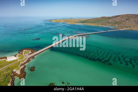 Vue aérienne depuis le drone de la chaussée d'Eriskay reliant les îles de South Uist (en haut) à Eriskay dans les Hébrides extérieures, en Écosse, au Royaume-Uni Banque D'Images