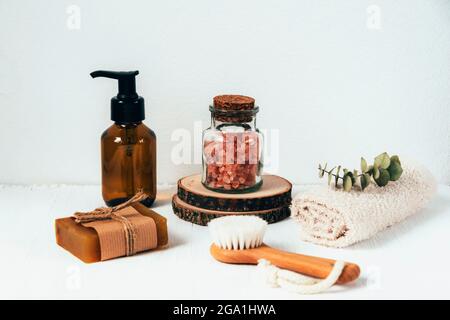 Accessoires de bain et cosmétiques naturels, sel rose himalayan dans un pot en verre sur fond blanc. Concept zéro déchet. Vue avant. Banque D'Images