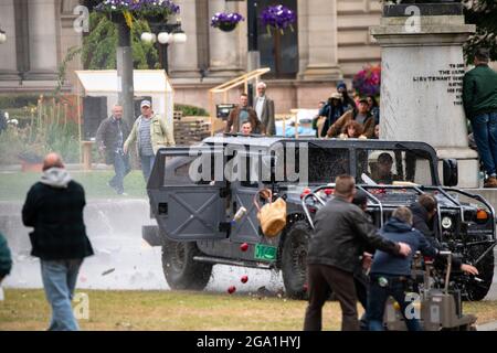 Glasgow, Écosse, Royaume-Uni. 28 juillet 2021. PHOTO : un Humvee s'écrase à travers la fontaine d'eau de George Square dans une scène de marché bondée (illustrée dans le cadre allant de gauche à droite). Des scènes du nouveau film Flash montrant une scène de marché avec une voiture humble se plante à travers une fontaine sur le film situé au centre de Glasgow City Center. La nouvelle superproduction hollywoodienne a choisi le centre-ville de Glasgow pour ses bâtiments à l'aspect américain. Crédit : Colin Fisher/Alay Live News Banque D'Images