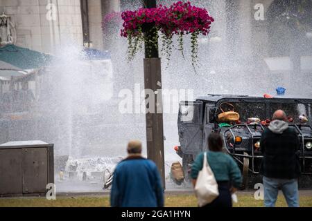 Glasgow, Écosse, Royaume-Uni. 28 juillet 2021. PHOTO : un Humvee s'écrase à travers la fontaine d'eau de George Square dans une scène de marché bondée (illustrée dans le cadre allant de gauche à droite). Des scènes du nouveau film Flash montrant une scène de marché avec une voiture humble se plante à travers une fontaine sur le film situé au centre de Glasgow City Center. La nouvelle superproduction hollywoodienne a choisi le centre-ville de Glasgow pour ses bâtiments à l'aspect américain. Crédit : Colin Fisher/Alay Live News Banque D'Images