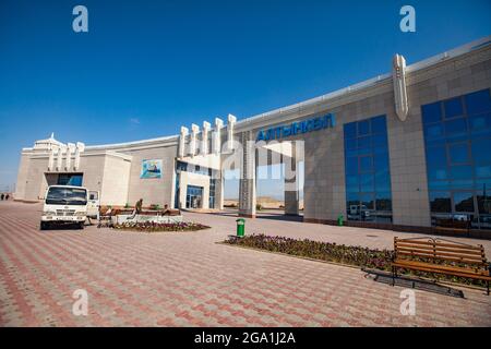 Altynkol, Kazakhstan - 05 juin 2012 : Panorama de la gare. Fenêtres en verre bleu et nom de la station bleue. Revêtement de sol. Banque D'Images