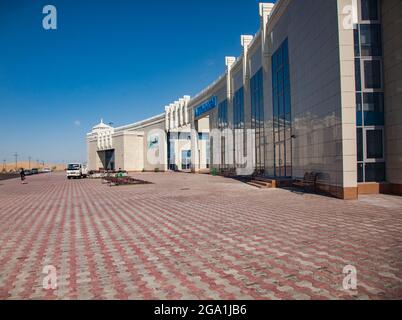 Altynkol, Kazakhstan - 05 juin 2012 : gare d'Altynkol. Carrelage rouge et gris, ciel bleu. Banque D'Images