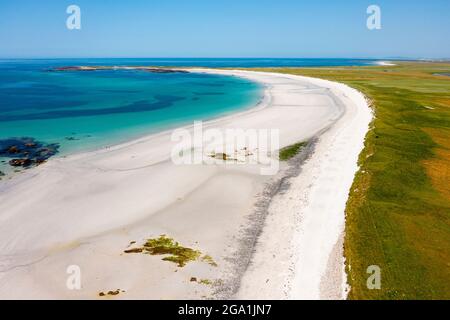 Vue aérienne de drone de sable blanc sur la plage et de Machir à l'arrière sur la côte ouest de South Uist à Kildonan, Outer Hebrides, Écosse, Royaume-Uni Banque D'Images