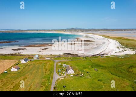 Vue aérienne depuis le drone de Balgarva, en regardant à travers la plage de sable et l'estuaire jusqu'à Benbecula, dans le sud de l'Uist, dans les Hébrides extérieures, en Écosse, au Royaume-Uni Banque D'Images