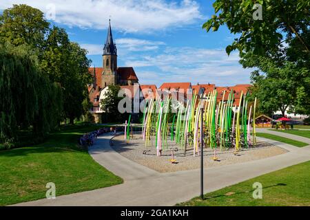 Öhringen à Hohenlohe: Aire de jeux à la Hofgarten, église luthérienne (Stiftskirche) en arrière-plan, Bade-Wurtemberg, Allemagne Banque D'Images