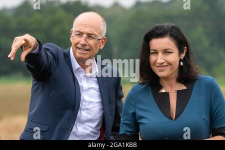 Manching, Allemagne. 28 juillet 2021. Wolfgang Schoder, PDG d'Airbus Helicopters Allemagne, et Dorothee Bär (CDU), Commissaire du gouvernement fédéral à la numérisation, regardent le vol d'essai du modèle de taxi aérien « CityAirbus », qui pèse environ 2.3 tonnes. Credit: Peter Kneffel/dpa/Alay Live News Banque D'Images