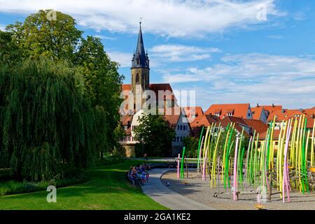 Öhringen à Hohenlohe: Aire de jeux à la Hofgarten, église luthérienne (Stiftskirche) en arrière-plan, Bade-Wurtemberg, Allemagne Banque D'Images