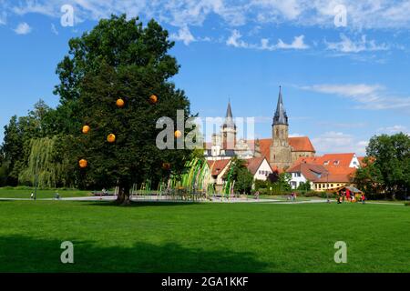 Öhringen à Hohenlohe: Aire de jeux dans la Hofgarten, château et église luthérienne (Stiftskirche) en arrière-plan, Bade-Wurtemberg, Allemagne Banque D'Images